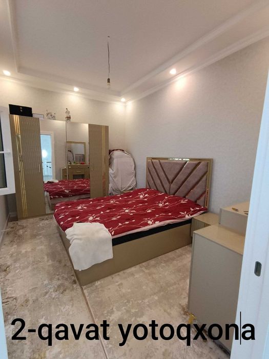 Qumariqda Katta hovli uy sotiladi 5 xona 2xol 3ta sanuzel.
