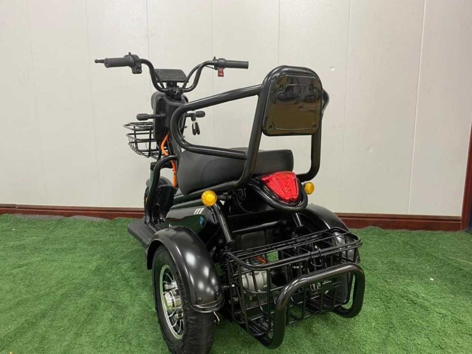 Двуместна електрическа триколка MaxMotors Pudding 1800W-48V-20Ah-BLACK