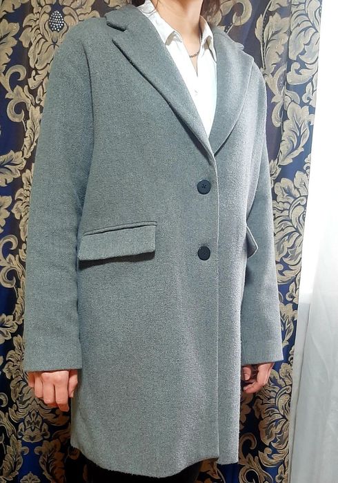 Пальто женское серого цвета