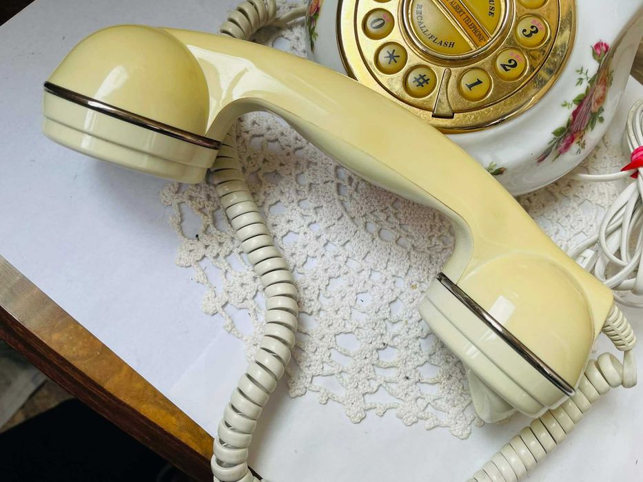 ROYAL ALBERT красив телефон от костен порцелан от Англия