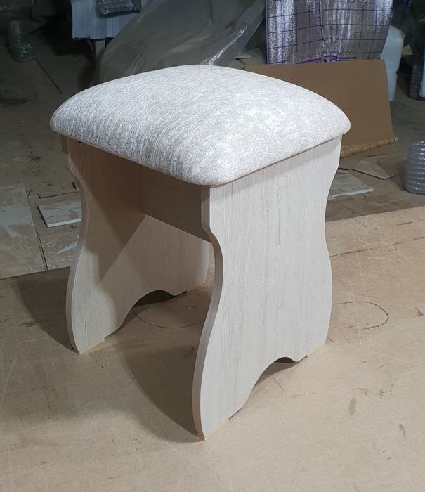 Стол и табуретки хорошего качества