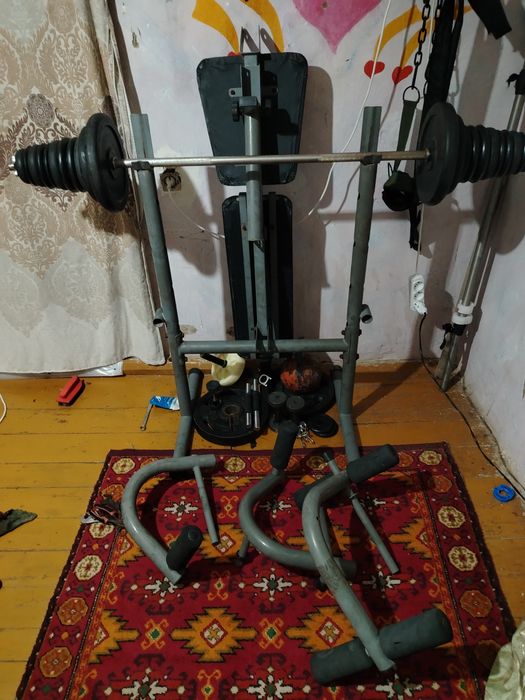 Скамья, штанга, гантели, гиря.