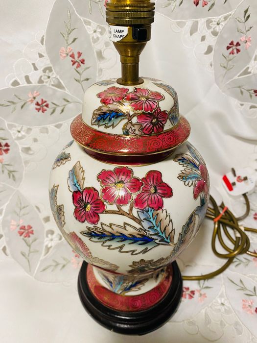 настолна порцеланова лампа