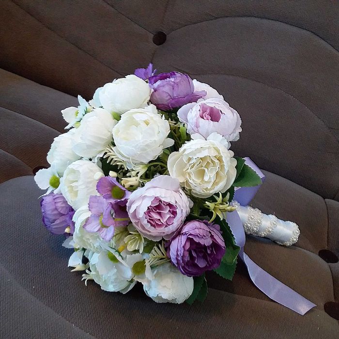 Свадебный букет невесты и бутоньерка..