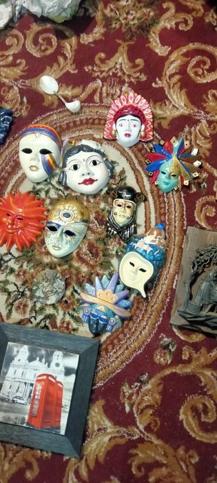 De vânzare  măști porțelan și diferite figurine și tablouri