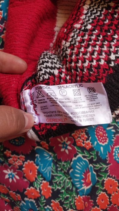 Свитеры .красны.