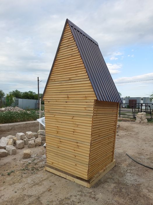 Уличный деревянный туалет