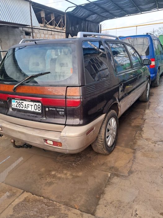 Митсубиси спейс вагон.