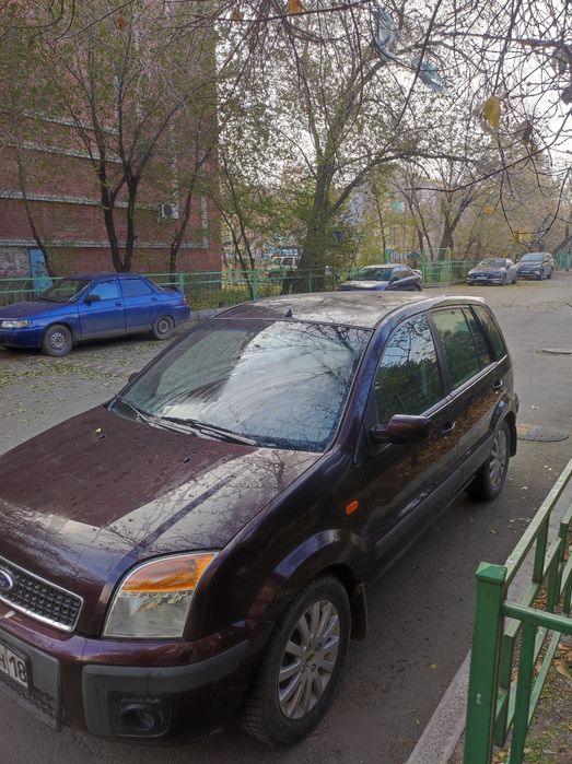Продам автомобмль  FORD 1.5обьём