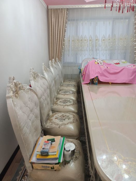 Продам стол и стулья.