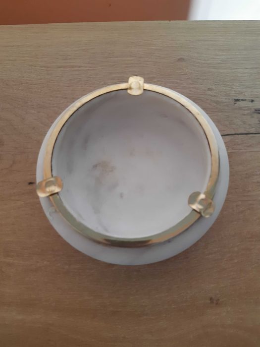 Пепелник мраморен, масивен с месингов обков