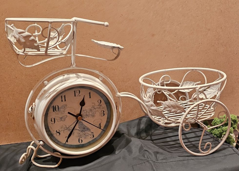 Велосипед със два часовника, свещници ковано желязо и два гювеча