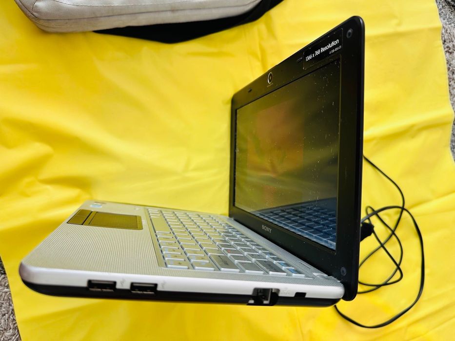 Sony Vaio ultra book с документи и чантичка през рамо