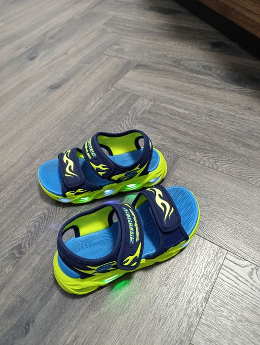 Adidași Skechers cu lumini, mărimea 33