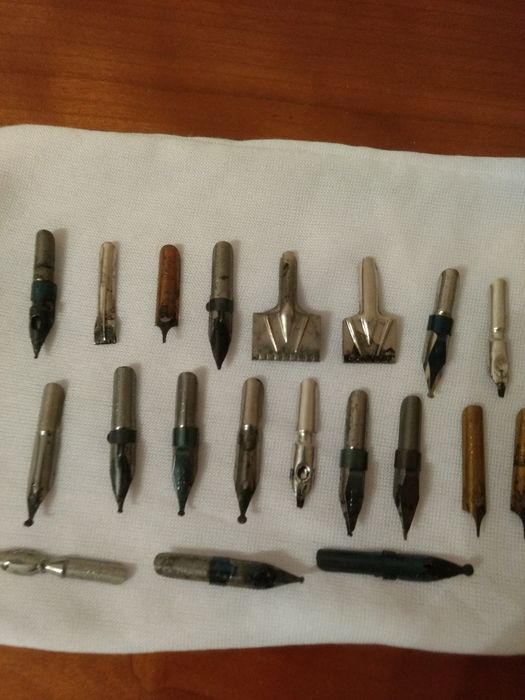 Penite caligrafie și topografice.