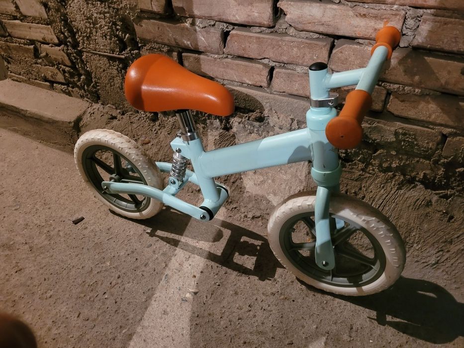 Bicicleta de echilibru cu suspensie