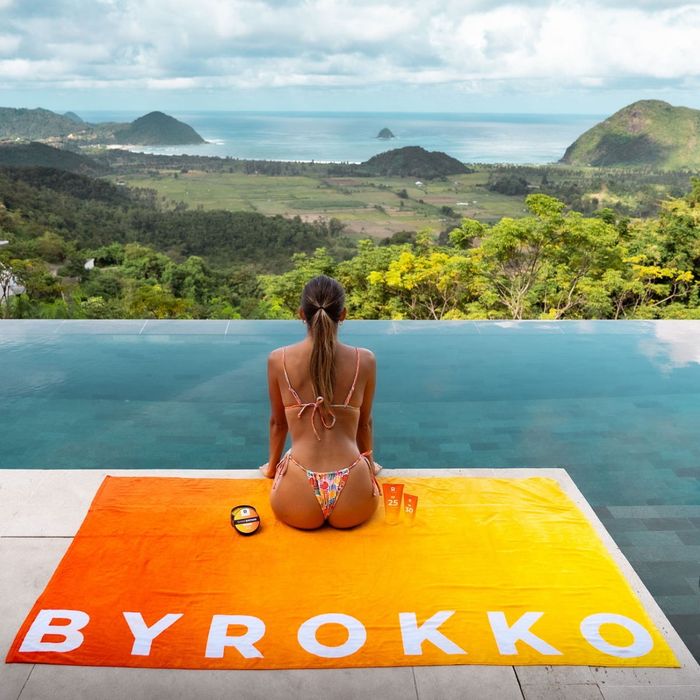 Плажна хавлия и бутилка BYROKKO