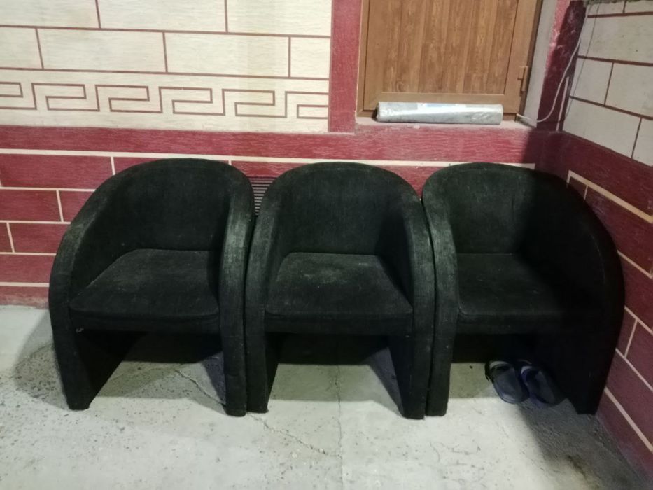 Продаются кресла 3 штуки в среднее отличном состоянии