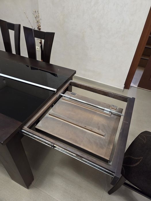 Трапезнаа разтегателна маса с 6 стола к-т