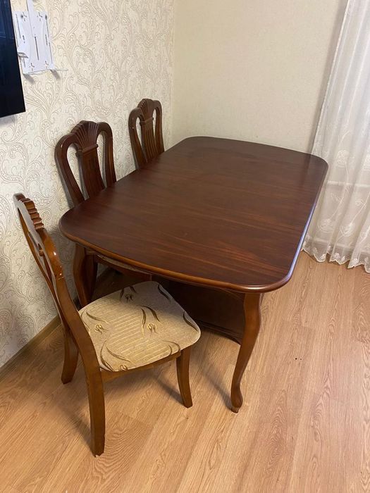 Обеденный стол без стульев