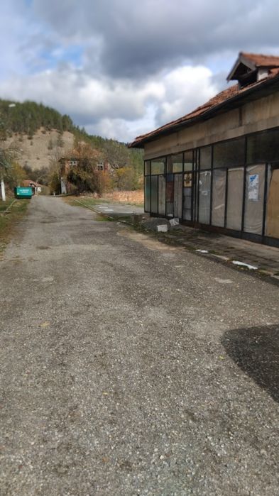 Продава търговска сграда