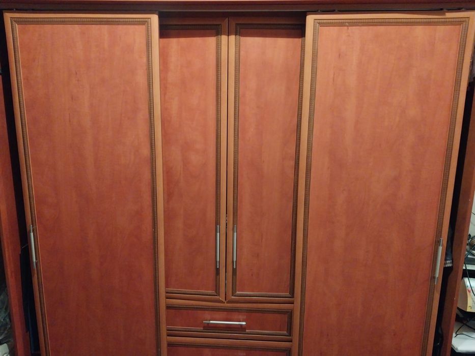 Продам шкаф с выдвижными дверями(купе)