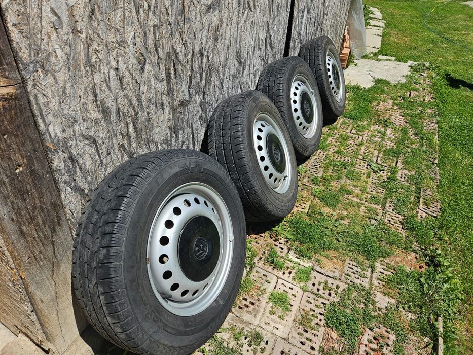 Vând cauciucuri Volkswagen T4.