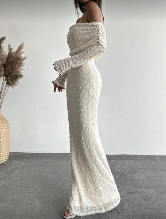 Дълга бяла рокля