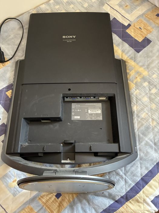 Монитор въртящ  SONY
