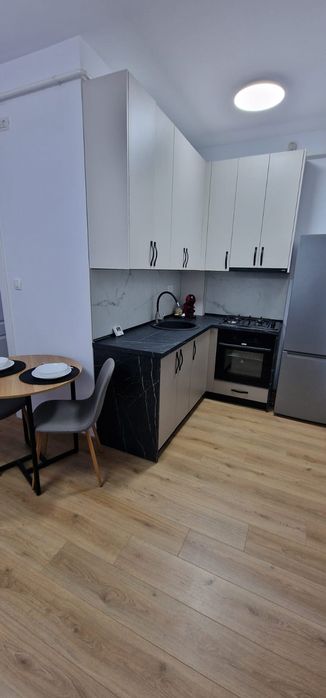 Apartament de închiriat plus loc de parcare.