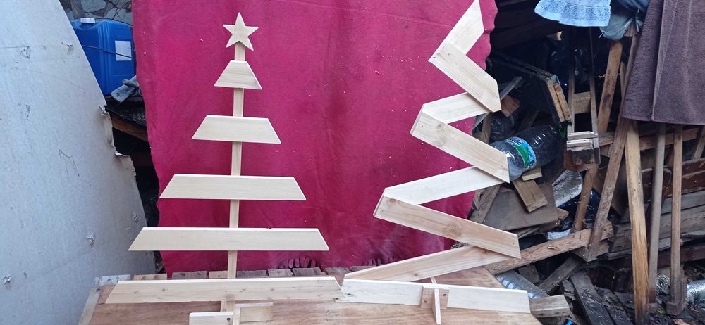 Ръчно изработени дървени елхички