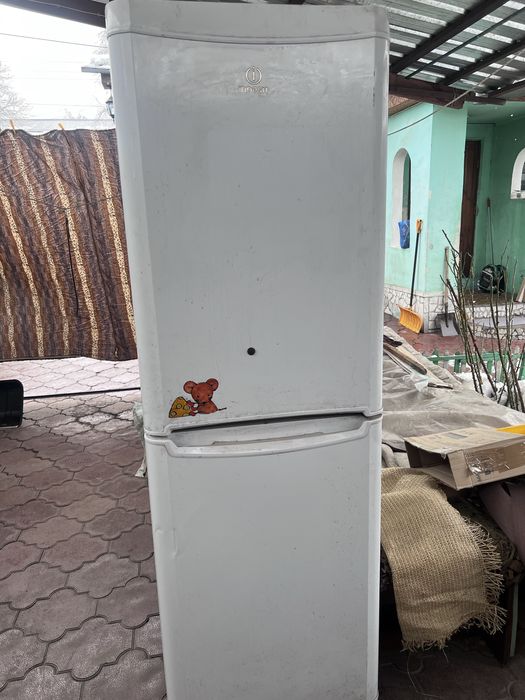 Продам два холодильника Indesit , Atlant