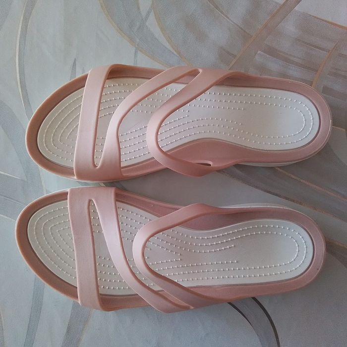 Летние резиновые сланцы.