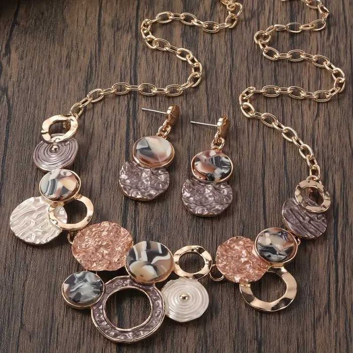 Стилни и красиви комплекти колиета с обеци