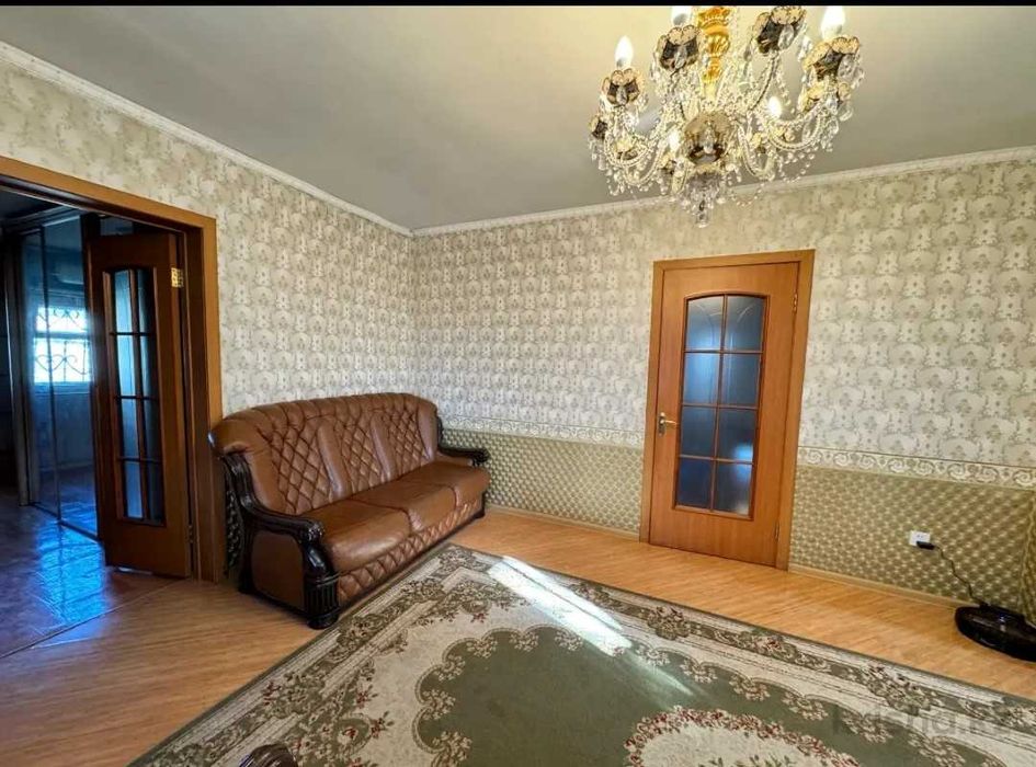 Дом с мансардой и  с гаражом в городе