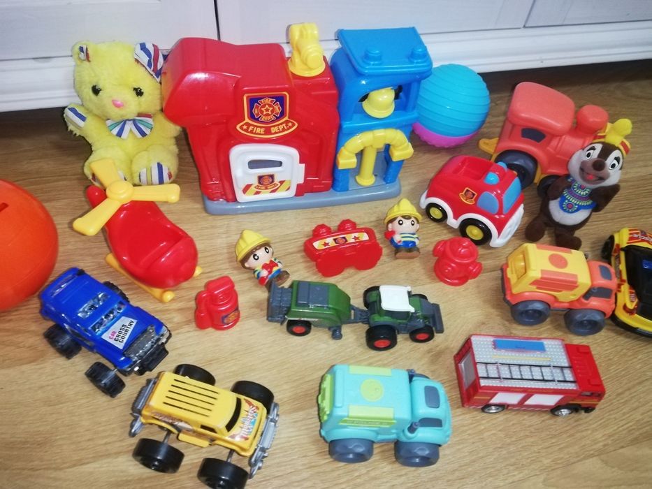 Lot jucării stație pompieri mașini pusculita tractor 90 lei