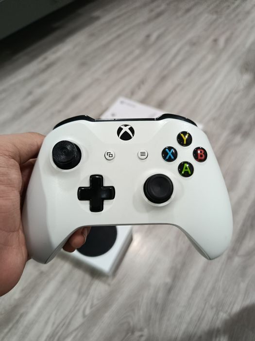 Продам свой Xbox series s + 2 геймпада + 6 месяцев Game Pass Ultimate