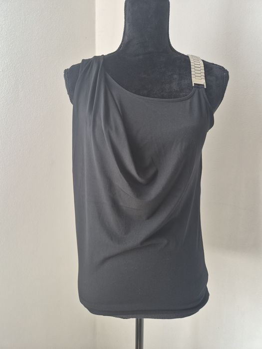 Michael Kors – Top negru elegant cu bretea metalică