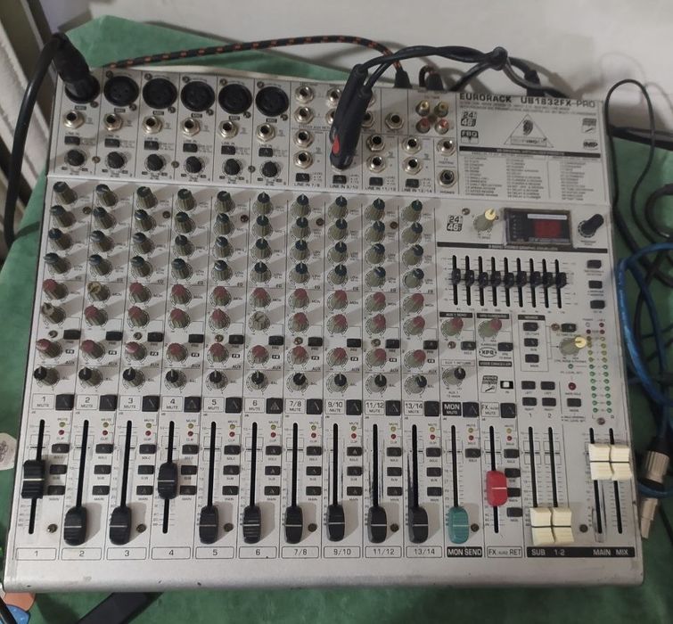 Микшерный пульт Behringer 1832