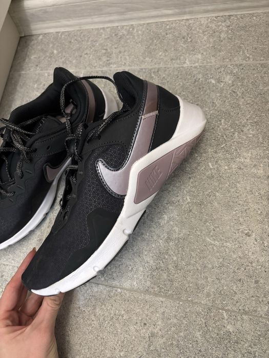 Маратонки  Nike Legend Essential 2 Premium