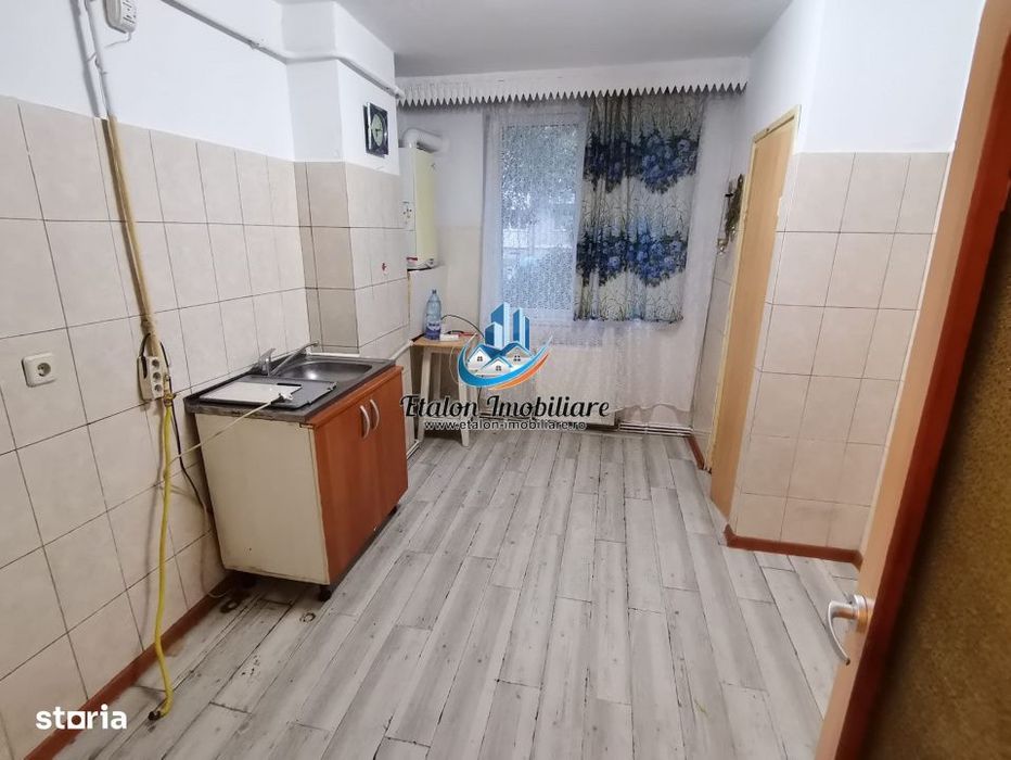 Apartament 3 camere, 2 bai, boxa, parter inalt, zona 1 Mai — fotografia 1