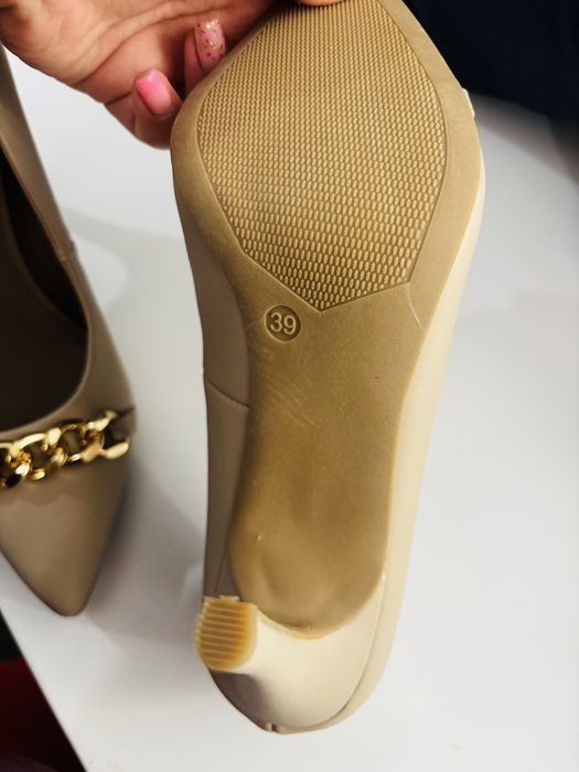 Vand pantofi cu toc nr 39