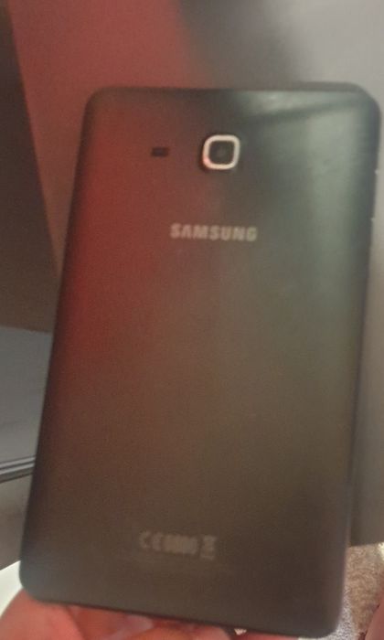 Vand tablets Samsung in stare foarte buna  fara  are  32g  merge bine cu sim liber retea