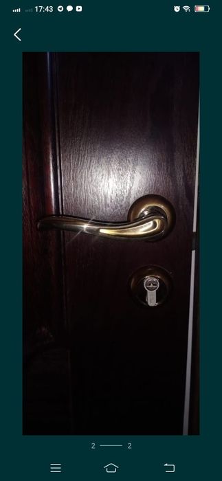 Дверь из настоящего дерева.