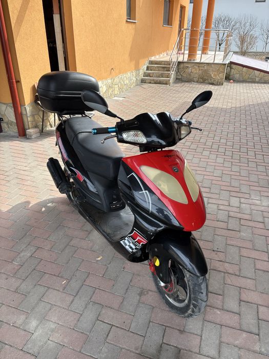 Vând scuter Zipp 49cc