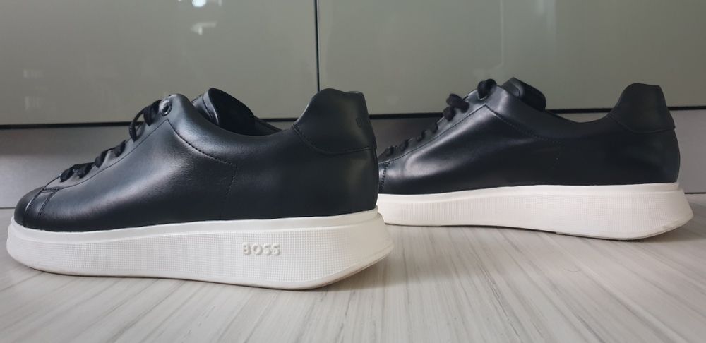 Hugo Boss 45/29см ОРИГИНАЛ! Мъжки спортно - елегантни  ест. кожа!