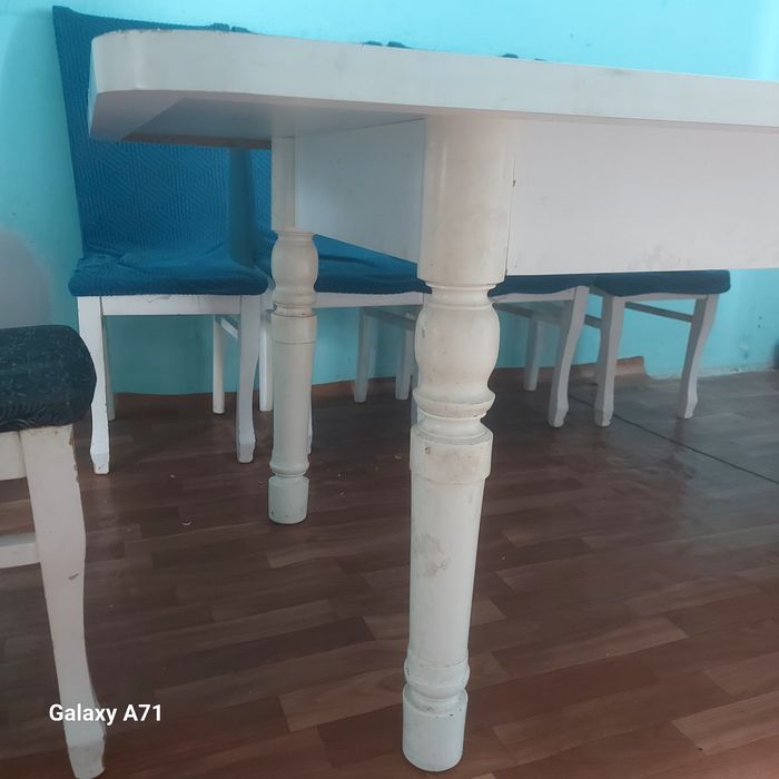 стол и стулия в хорошем состоянии