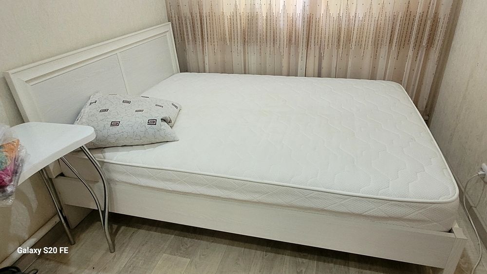 Шкаф купе, диван.