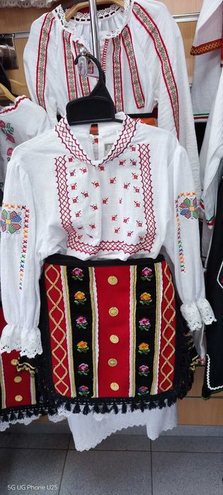 Народна носия за момиче