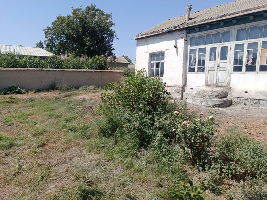 Uchastla sotiladi.